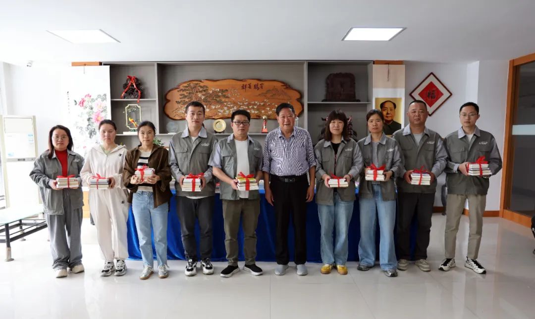 建書香青青青草视频，做學習達人 —— 青青青草视频機械開展“世界讀書日”贈書活動